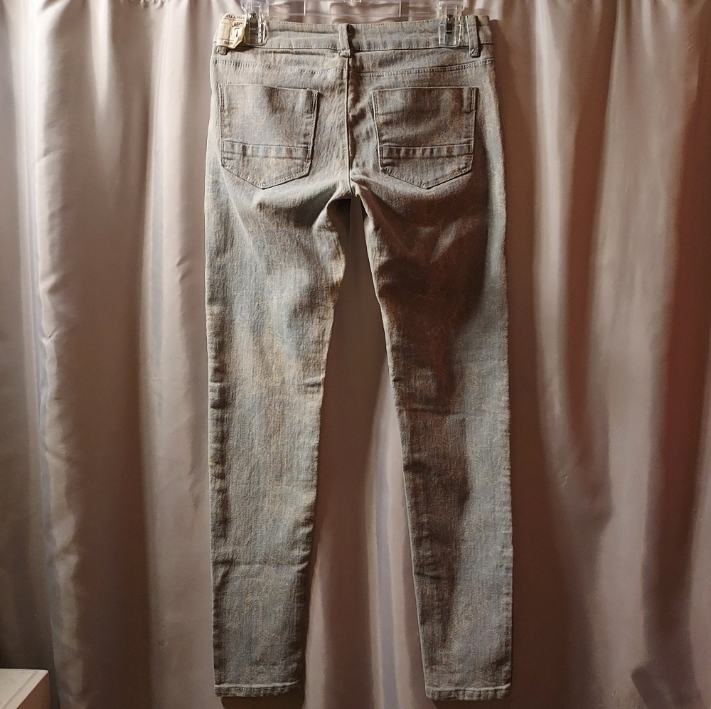 ๐ Vanilla Star lace pattern bleach style skinny jeans juniors 7 women's 6 - Picture 4 of 4